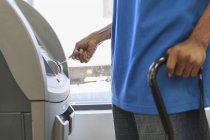 Homem com Lesão Cerebral Traumática usando um banco ATM — Fotografia de Stock
