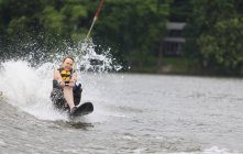 Mujer con una pierna esquí acuático en el lago - foto de stock