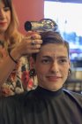 Модний чоловік з травмою спинного мозку в перукарні отримує стрижку для волосся — стокове фото