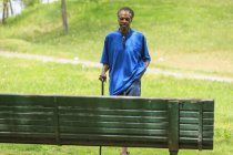 Mann mit Schädel-Hirn-Trauma spaziert mit Stock in Park — Stockfoto