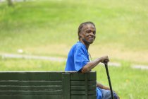 Uomo con Traumatico Traumatico Traumatico Traumatico che si rilassa con la canna in un parco — Foto stock