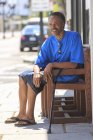 Homme avec traumatisme crânien Détente avec sa canne près de la rue de la ville — Photo de stock