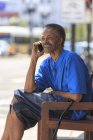 Mann mit Schädel-Hirn-Trauma benutzte Handy — Stockfoto