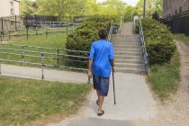 Человек с черепно-мозговой травмой прогуливается по своему району — стоковое фото