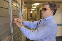 Homem com cegueira congênita abrindo sua caixa de correio em seu prédio de apartamentos — Fotografia de Stock