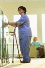 Медсестра з Церебралом Пальсі стоїть у коридорі клініки. — стокове фото