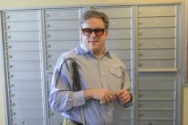 Uomo con cecità congenita alla cassetta della posta nel suo condominio — Foto stock