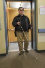 Homem com cegueira congênita saindo de um elevador — Fotografia de Stock