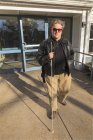 Mann mit angeborener Blindheit verlässt Wohnhaus — Stockfoto