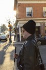 Людина з вродженою сліпотою збирається перейти вулицю, використовуючи свою тростину — стокове фото
