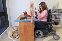Frau mit Muskeldystrophie arbeitet mit ihrem Garn für ihr Strickgeschäft — Stockfoto