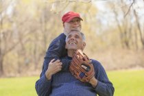 Père avec blessure à la moelle épinière et fils avec trisomie 21 sur le point de jouer au baseball dans le parc — Photo de stock