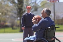 Батько і син з синдромом Дауна граючи в баскетбол — стокове фото