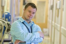 Mann mit Down-Syndrom arbeitet im Krankenhaus — Stockfoto