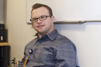 Портрет працівника лікарняної допомоги з синдромом Дауна робота в офісі — стокове фото