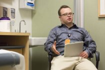 Ritratto di assistente ospedaliero con sindrome di Down che lavora in ufficio — Foto stock