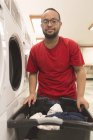 Afrikanisch-amerikanischer Mann mit Down-Syndrom für Waschküche im Hauswirtschaftsraum — Stockfoto