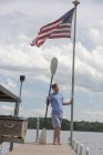 Junger Mann mit Down-Syndrom bereitet sich auf Bootsfahrt vor — Stockfoto