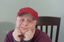 Retrato de um jovem feliz com Síndrome de Down em casa — Fotografia de Stock