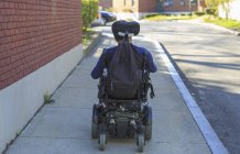 Афроамериканец с детским церебральным параличом в инвалидной коляске снаружи — стоковое фото