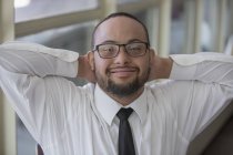 Retrato de un hombre afroamericano feliz con síndrome de Down como camarero en un restaurante - foto de stock