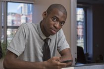 Uomo afroamericano con autismo che lavora in ufficio — Foto stock