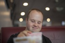 Кавказька людина з синдромом Дауна робота в ресторані — стокове фото