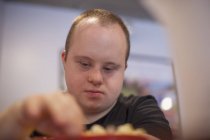 Kaukasier mit Down-Syndrom arbeitet in Restaurant — Stockfoto