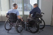 Spanischer Mann mit Querschnittslähmung arbeitet in einem Büro — Stockfoto