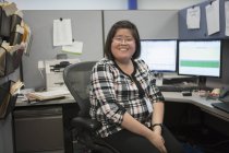 Porträt einer glücklichen Asiatin mit Lernbehinderung, die im Büro lächelt — Stockfoto
