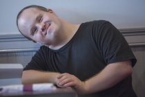 Portrait d'un homme caucasien atteint du syndrome de Down — Photo de stock