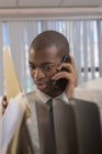 Afrikanischer Amerikaner mit Autismus arbeitet im Büro — Stockfoto