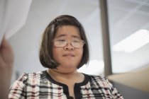 Mujer asiática con una discapacidad de aprendizaje trabajando en una fotocopiadora - foto de stock