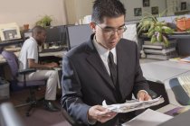 Asiatischer Mann mit Autismus arbeitet im Büro — Stockfoto