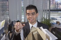 Asiático hombre con autismo trabajo en oficina - foto de stock