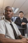 Afroamericano uomo e asiatico con autismo lavoro in ufficio — Foto stock