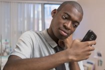 Афроамериканець людина з аутизмом, що працюють в офісі — стокове фото
