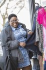 Mujer con trastorno bipolar comprando ropa - foto de stock