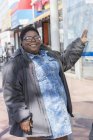 Femme atteinte de trouble bipolaire étudiant une carte du métro — Photo de stock