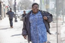 Donna felice con disturbo bipolare camminare nel suo quartiere e fumare — Foto stock