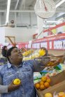 Жінка з біполярним розладом покупки в супермаркеті — стокове фото
