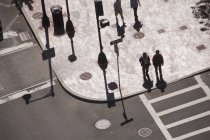 Vista de ángulo alto de personas que cruzan una carretera, Atlantic Avenue, Congress Street, Boston, Massachusetts, EE.UU. - foto de stock
