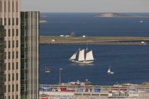Будинки в гавані з човнами на задньому плані, Бостон, Массачусетс, Уса — стокове фото