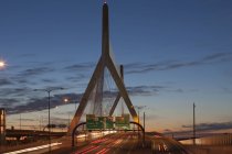 Pont au crépuscule, Leonard P. Zakim Bunker Hill Bridge, Boston, Massachusetts, USA — Photo de stock