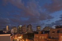Город ночью, Ганновер-стрит, Норт-Энд, Бостон, Массачусетс, США — стоковое фото