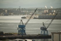 Guindastes em um porto, Mystic River, Boston Harbor, Boston, Massachusetts, EUA — Fotografia de Stock