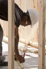 Tischler misst mit Maßband auf einer Baustelle — Stockfoto