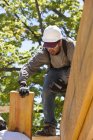 Carpenters lifting beam at a building construction site — Stock Photo