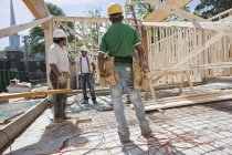 Плотники обрамляют дом на строительной площадке — стоковое фото