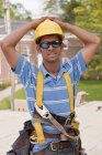 Charpentier se reposant pendant la pause sur un chantier de construction — Photo de stock